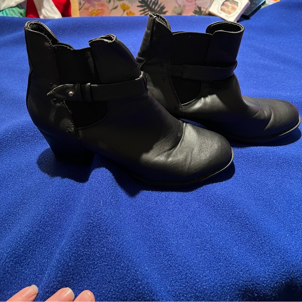 Maurices black ankle boots, great condition low heel boots/snap buckle size 9